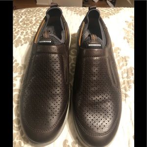 Ecco men’s slip on a dark brown brand new